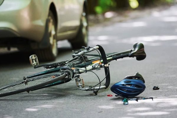 Foto van een fietsongeval met betrokkenheid van een voertuig