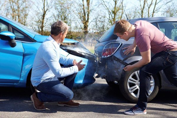 Foto van een kop-staart botsing op de snelweg